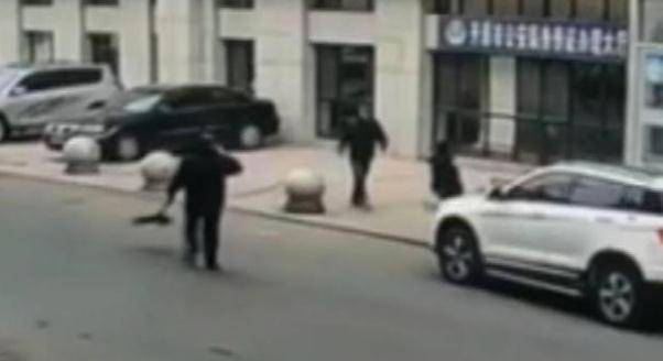 辽宁一男子当街行凶 致7人死亡7人受伤 官方通报:抨击社会|太阳成tyc7111cc(图6)
辽宁一男子当街行凶 致7人死亡7人受伤 官方通报:抨击社会|太阳成tyc7111cc(图6)