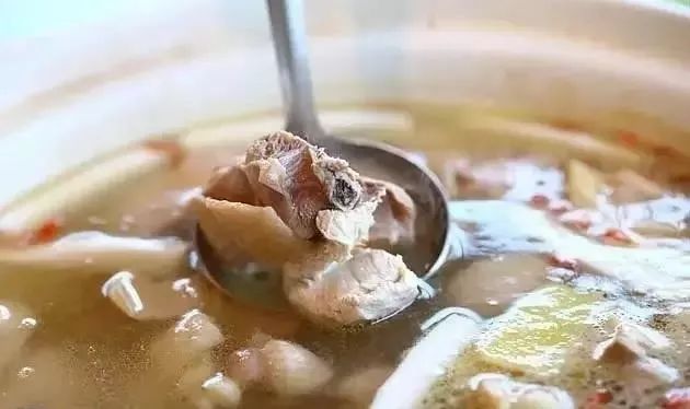 太阳成tyc7111-大雾黄色预警 超14省区市局地能见度小于200米(图1) 太阳成tyc7111