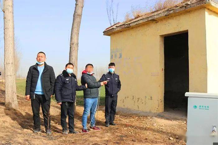 ‘太阳成tyc7111cc’
东明警方押解3名犯罪嫌疑人公然指认现场(图7)