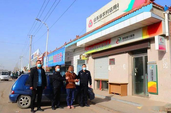 ‘太阳成tyc7111cc’
东明警方押解3名犯罪嫌疑人公然指认现场(图10)